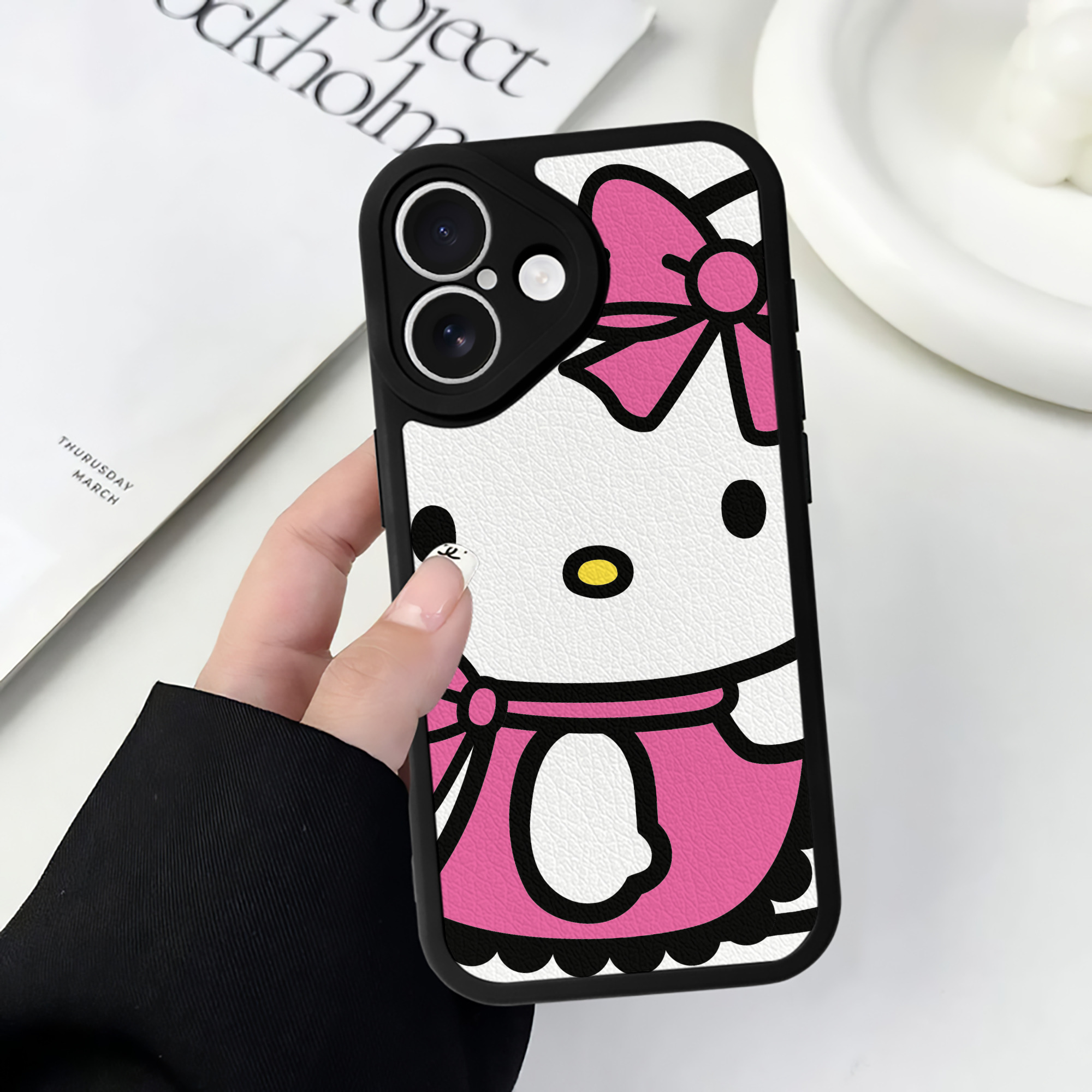 （画像用） Hello Kitty ハローキティ 【iPhone 16シリーズ対応】シリコンスマホケース（レザー調） 材質：シリコン